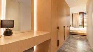 Desk, iron/ironing board, free WiFi, bed sheets - 2BR by Circular Quay | The Rocks + Free Parking (The Rocks)