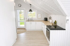 Wasserkocher mit Kaffee-/Teezubehör, Kühlschrank, Ofen, Herdplatte