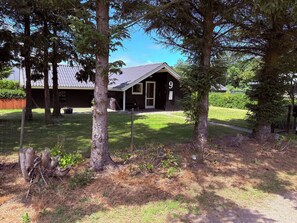 A lodge with a number 9 sign, surrounded by trees and a fenced yard. - Holiday home near water, peace and nature (Tarm)