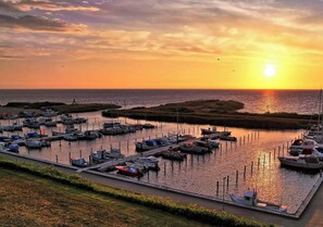 A marina with boats docked, a dock, and a sunset in the background. - Holiday home near water, peace and nature (Tarm)