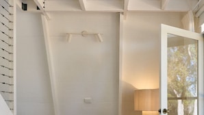 Een modern interieur met een bank, een houten tafel en een trap.