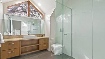 Douche, serviettes fournies, savon, papier de toilette