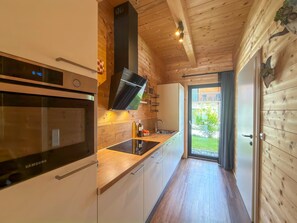 Wasserkocher mit Kaffee-/Teezubehör, Kühlschrank, Ofen, Herdplatte
