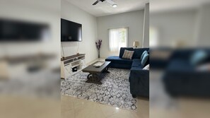Living area - Serene Luxe 3BR Home – Family Friendly MoBay Stay (Montego Bay)