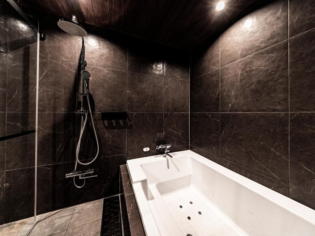 TYPE C /2 BED / With Hot Stone Spa 禁煙 | バスルーム | 個別の浴槽とシャワー、バスアメニティ (無料)、ヘアドライヤー、スリッパ