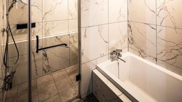Suite, ikke-røyk (TYPE A ,With High Mist Sauna) | Bad | Separat badekar og dusj, toalettartikler (inkludert), hårføner og tøfler