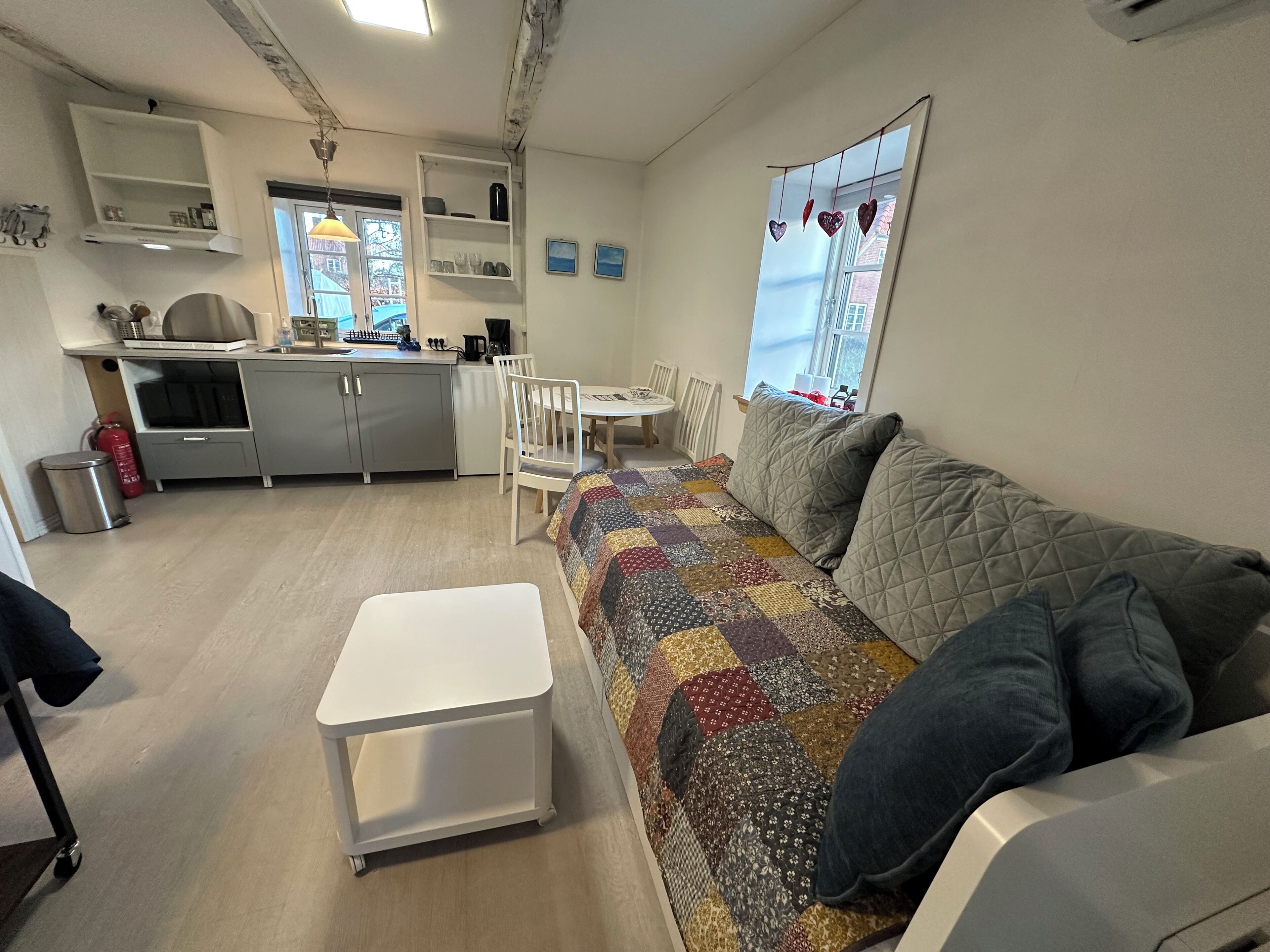 Familie studio, patio, uitzicht op binnenplaats | Een strijkplank/strijkijzer, gratis wifi