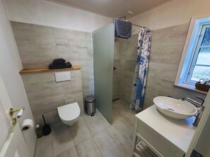 Estudio familiar, patio, vista al patio | Baño | Regadera, secadora de cabello, toallas, jabón
