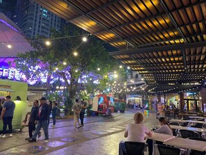 Outdoor dining - Exquisite Condo Connected to Eastwood mall (Quezon City)