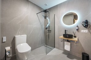 Shower, hair dryer, towels, soap - La posada boutique rooms  (L'Alfàs del Pi)