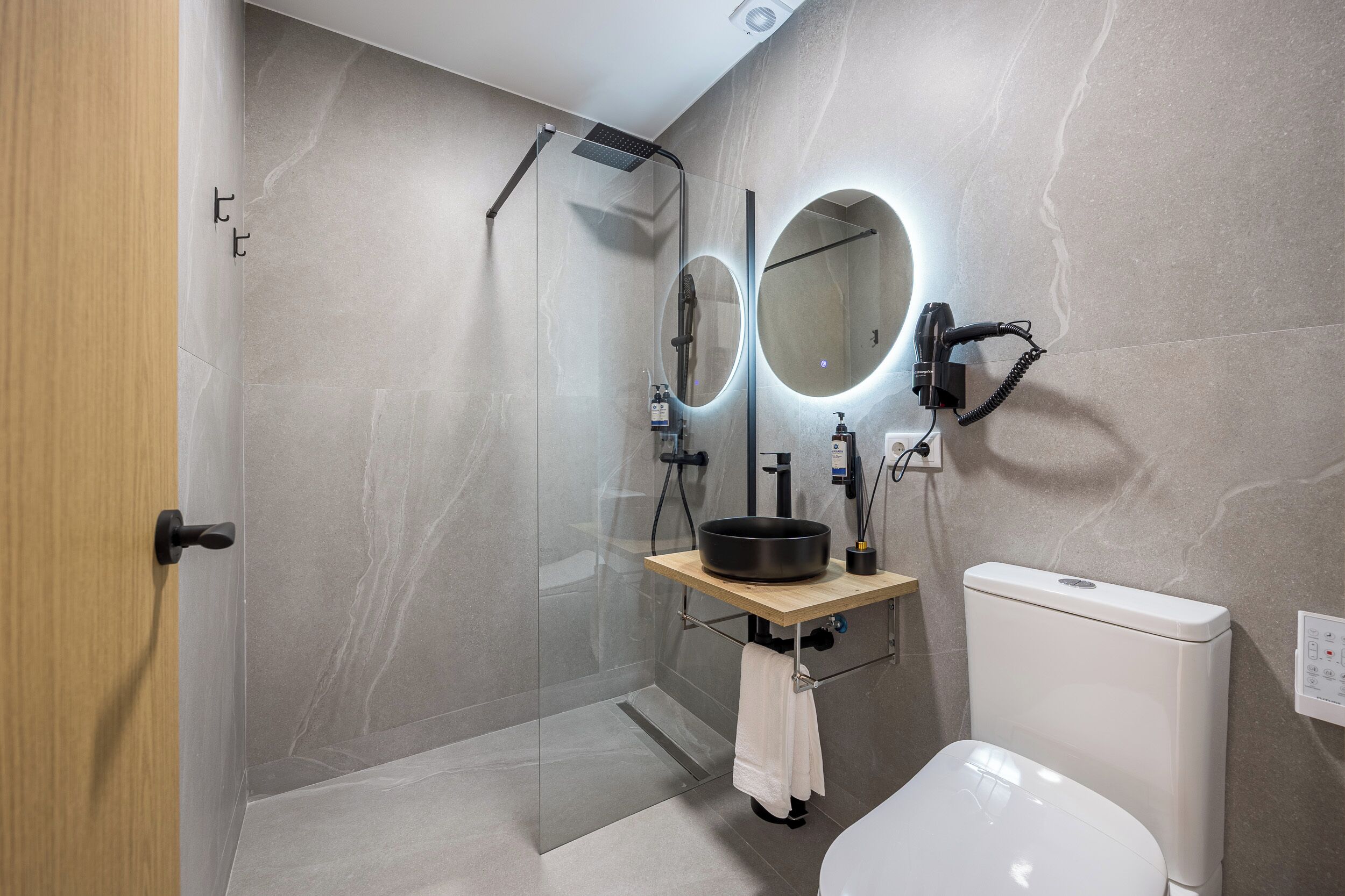 Een douche, een haardroger, handdoeken, zeep