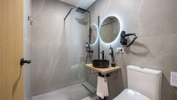 Een douche, een haardroger, handdoeken, zeep