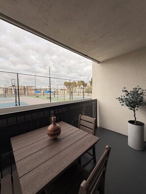 Outdoor dining - Bright apartment in fantastic Newport Beach near the beach (Newport Beach)
