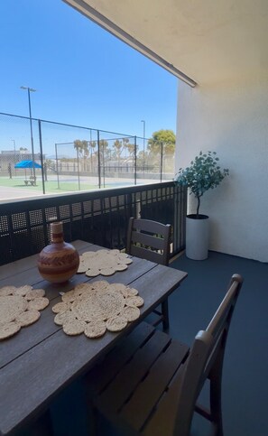 Outdoor dining - Bright apartment in fantastic Newport Beach near the beach (Newport Beach)