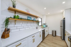 Private kitchen - Coastal Cowgirl Retreat Near Beach + Downtown (St. Petersburg)