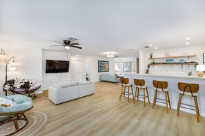 Interior - Coastal Cowgirl Retreat Near Beach + Downtown (St. Petersburg)