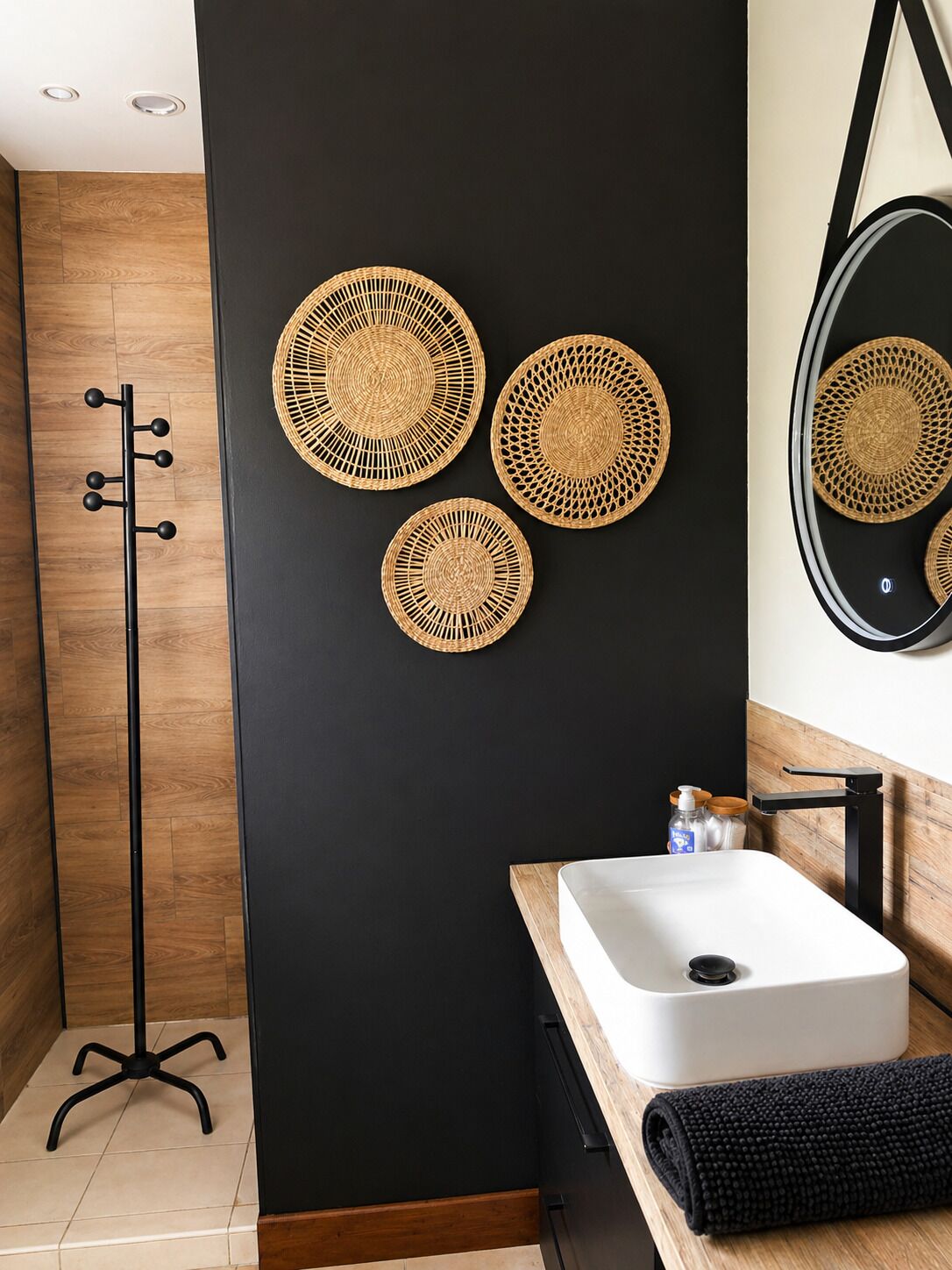 Een douche, een haardroger, handdoeken, toiletpapier