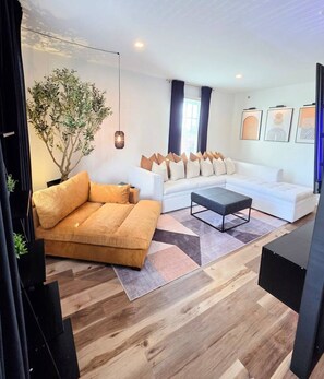 TV, fireplace - Fifa Ready Luxury | Free Parking | KeyPad Entry (Atlanta)