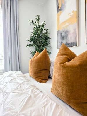 Desk, iron/ironing board, WiFi, bed sheets - Fifa Ready Luxury | Free Parking | KeyPad Entry (Atlanta)