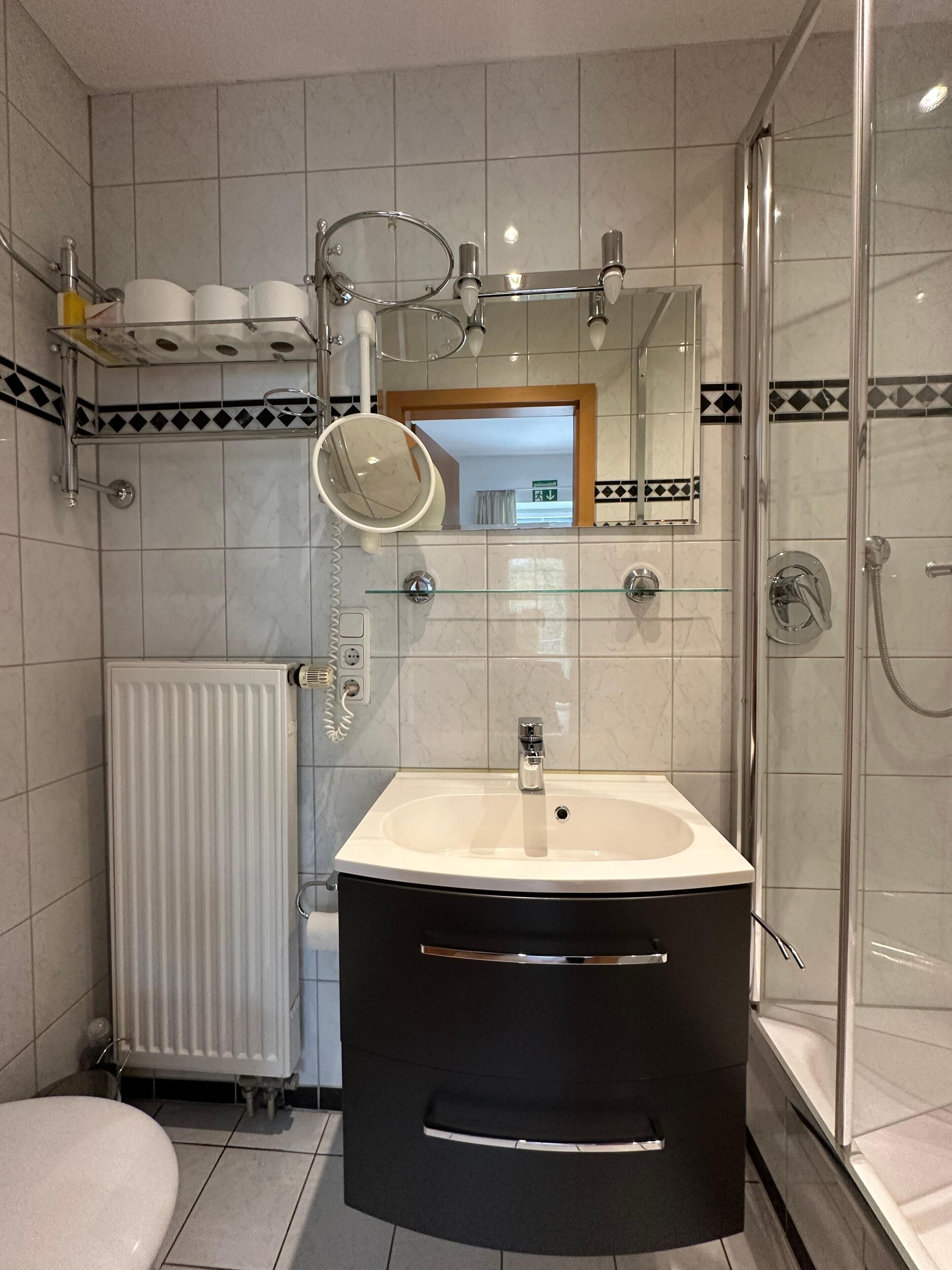 Dusj, hårføner og håndklær