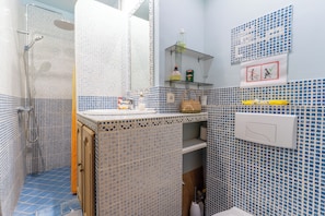 Shower, hair dryer, soap, toilet paper - Riad Provençale, with swimming pool, near a village located between sea and mountains. (Pertuis)