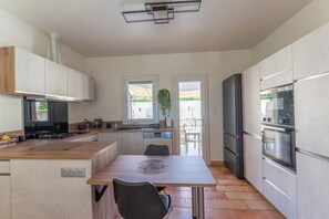 Private kitchen - Riad Provençale, with swimming pool, near a village located between sea and mountains. (Pertuis)