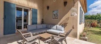 Riad Provençale, with swimming pool, near a village located between sea and mountains.