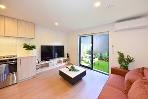 TV - Relaxing Christchurch Base near the CBD (Christchurch)