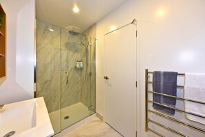 Hair dryer, towels - City Fringe Stay with Easy CBD Access (Christchurch)