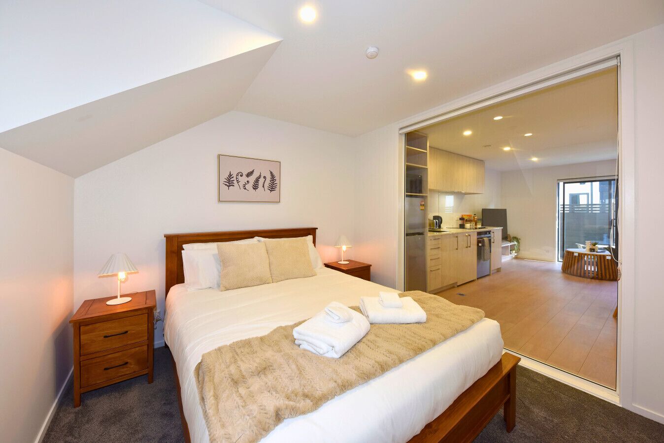 Tabla de planchar con plancha, wifi y ropa de cama 