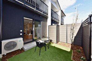 Outdoor dining - City Fringe Stay with Easy CBD Access (Christchurch)