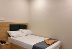 ห้องสแตนดาร์ดซิงเกิล | โต๊ะทำงาน, ผ้าปูที่นอน