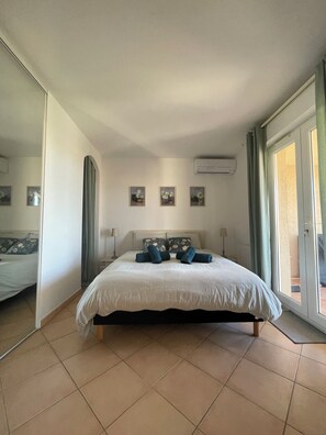 Room - Vrbo Property (L'Île-Rousse)