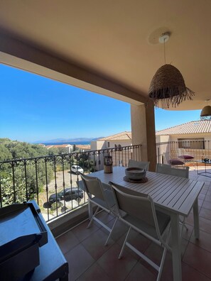 Outdoor dining - Vrbo Property (L'Île-Rousse)