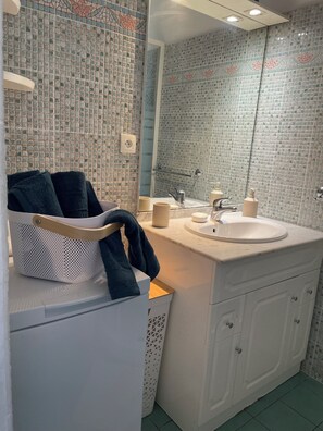 Bathroom - Vrbo Property (L'Île-Rousse)