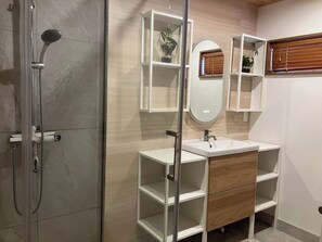 Een douche, een haardroger, handdoeken, zeep