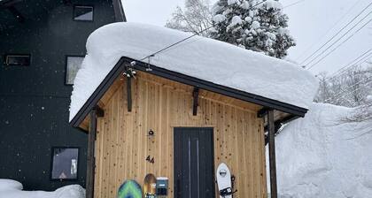 Walk to Tsugaike Ski Resort 200m. Floor heating, driveway heating, cosy & unique