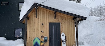 Walk to Tsugaike Ski Resort 200m. Floor heating, driveway heating, cosy & unique