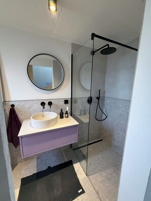 Douche, séchoir à cheveux, serviettes fournies, savon