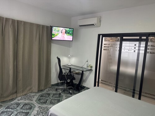 EXECUTIVE ROOM 1 IN LÁZARO CÁRDENAS - COMFORTABLE MATRIMONIAL BED.