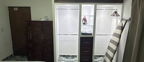 1 chambre, fer et planche Ă repasser, Wi-Fi, draps fournis