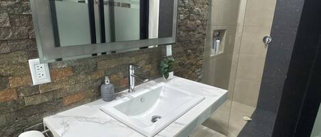 Toallas, jabón, papel de baño