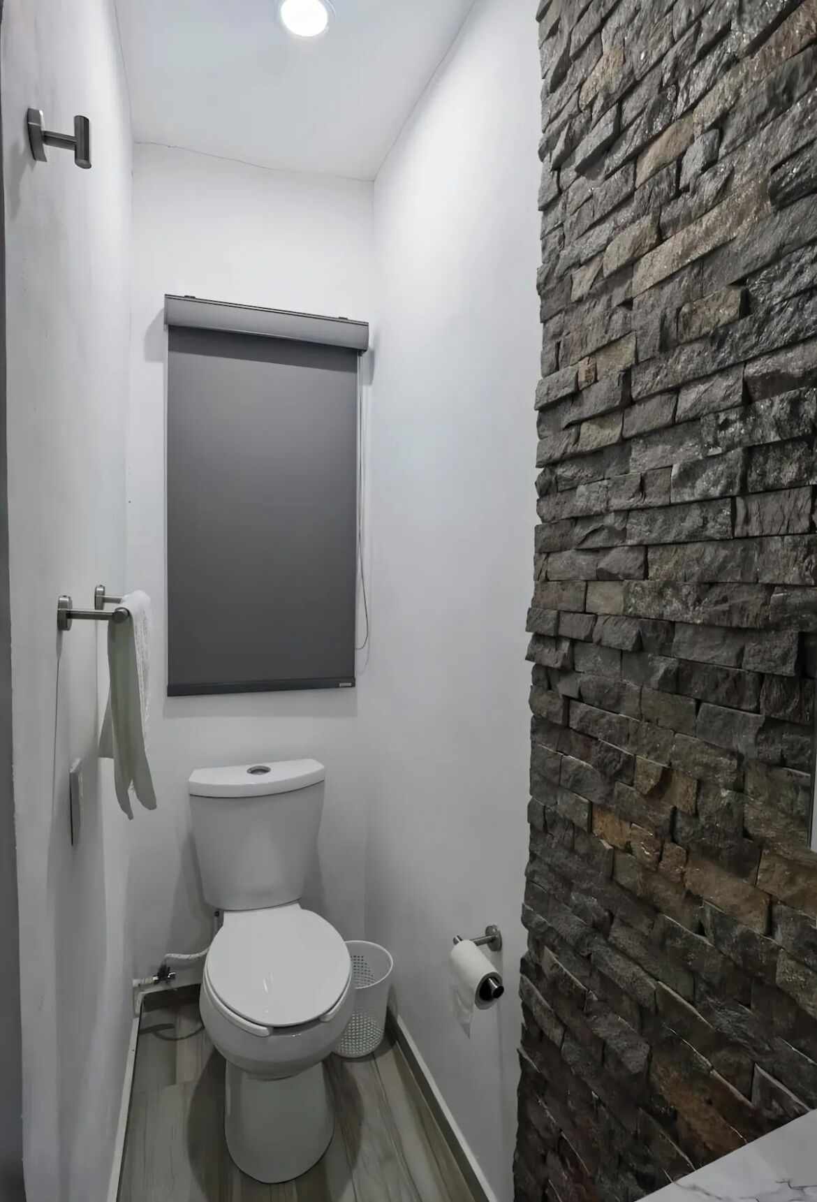 Serviettes fournies, savon, papier toilette