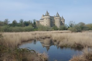 Una construcció semblant a un castell, amb diverses torres i un fossar.