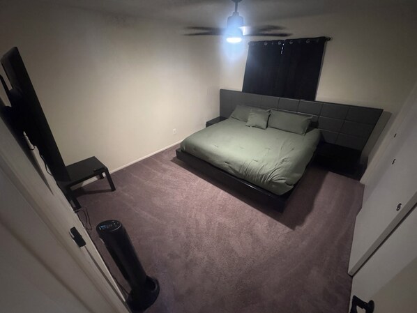 Tabla de planchar con plancha, wifi y ropa de cama