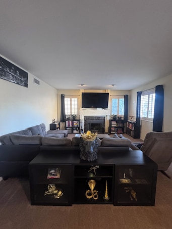 Interior. Spacious 4-bedroom house with AC in serene Glendale