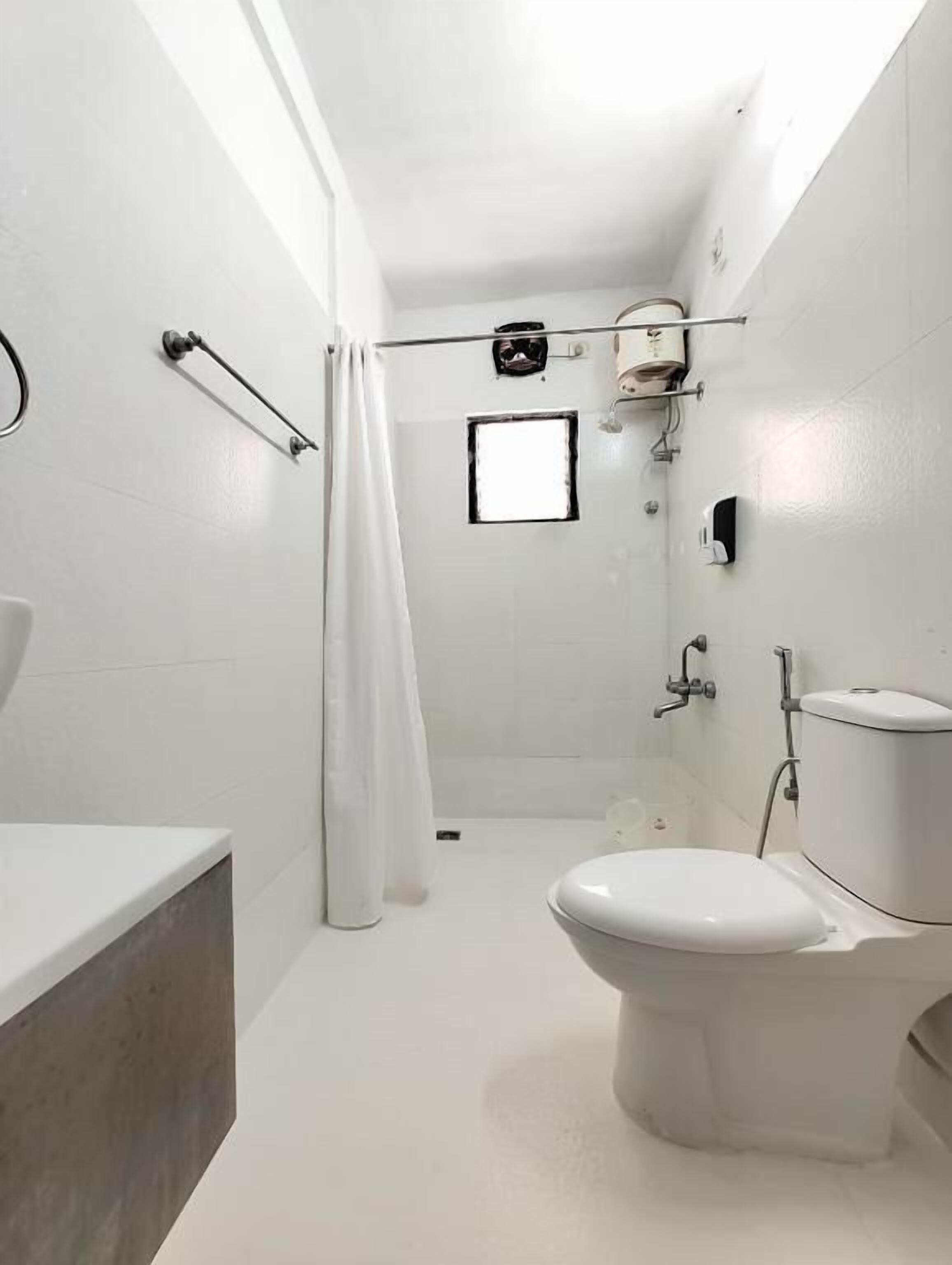 Un baño moderno con inodoro, ducha y bañera.