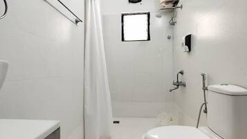 Un baño moderno con inodoro, ducha y bañera.