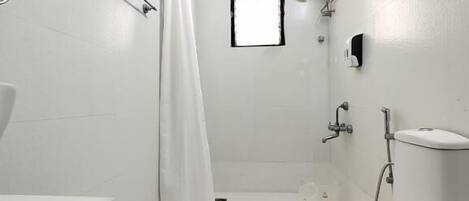 Un baño moderno con inodoro, ducha y bañera.