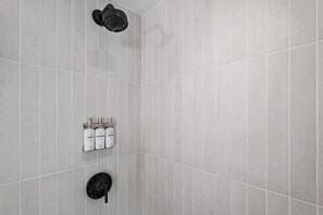 Shower, hair dryer, towels, shampoo - Pool Home Near Downtown Palm Springs Sleeps 6 (Palm Springs)